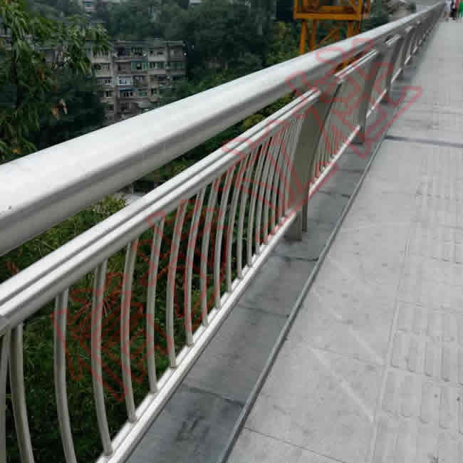 คอลัมน์สแตนเลส Xinbu ให้การรับประกันที่มั่นคงสำหรับราวสะพานคู่สะพาน Fuling สะพาน Wujiang ฉงชิ่ง
