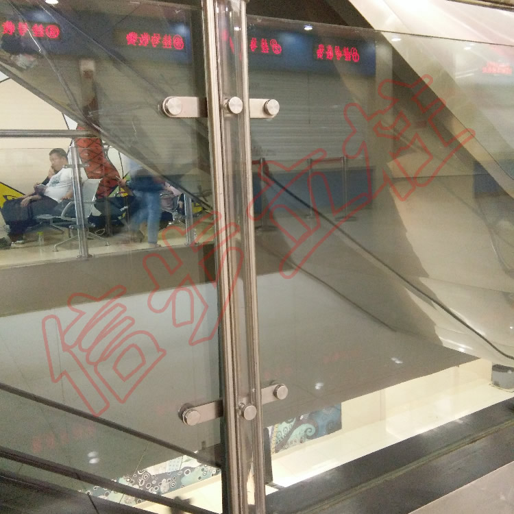 Xinbu สแตนเลสโพสต์ให้ความปลอดภัยมากขึ้นสำหรับราวบันไดของอาคารผู้ป่วยนอกแม่และเด็กในหนานจิง