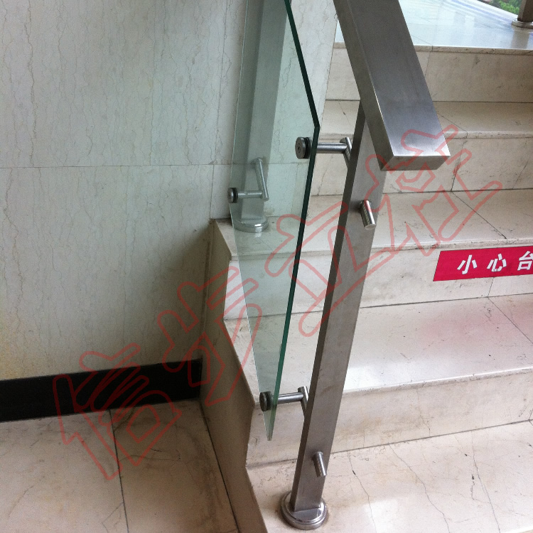 การก่อสร้างเสาสแตนเลสของ Xinbuk Taizhou Construction Bank สาขาทางเดินโครงการรั้วสแตนเลส